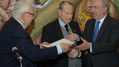 Belisario Betancourt entrega a Santiago Muñoz Machado el diploma de académico de honor de la Academia Colombiana de la Lengua.