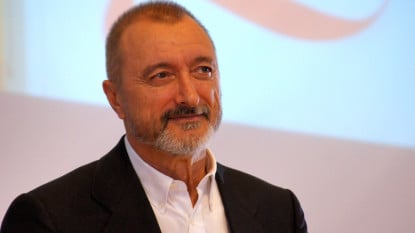 Arturo Perez-Reverte tras su encuentro con mil jóvenes en Guadalajara.