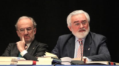 El director y el secretario de la RAE en el pleno de Argamasilla de Alba.
