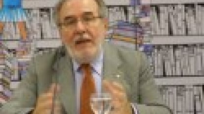 Adolfo Elizaincín, durante la presentación del «Diccionario de la lengua española» en Uruguay.