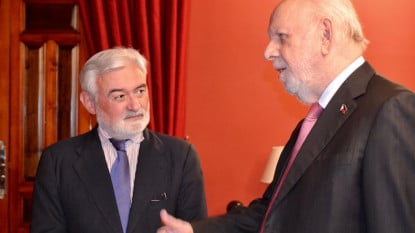 El embajador de Filipinas en España durante su visita a la RAE.