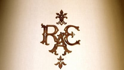 Escudo de la RAE. Detalle.