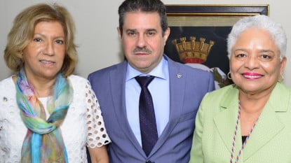 Francisco Javier Pérez con la directora y la exdirectora de la Academia Panameña.