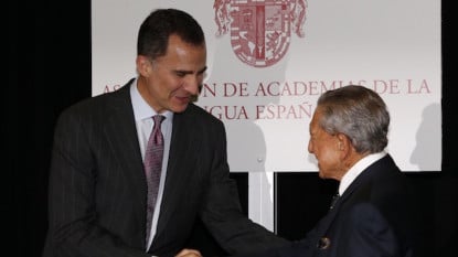 El rey de España saluda al hijo de Miguel Alemán