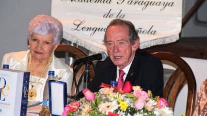 Estela Appleyard, secretaria de la corporación paraguaya, y José Manuel Blecua, director de la RAE.