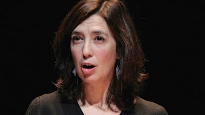 La académica Inés Fernández-Ordóñez durante la lectura del «Cantar».