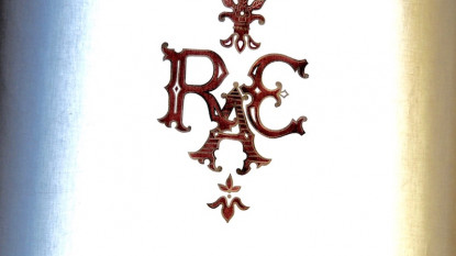 Detalle del logotipo de la RAE sobre una cortina