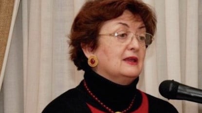 María Eugenia Góngora durante la lectura de su discurso de incorporación a la Academia Chilena.