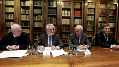Los firmantes del convenio en la sede de la RAE.