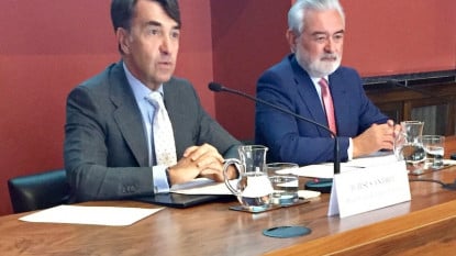Los directores de la RAE, Darío Villanueva, y de la Fundación Carolina, Jesús Andreu.