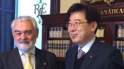 Entrega en la RAE de la traducción del «Quijote» al coreano.