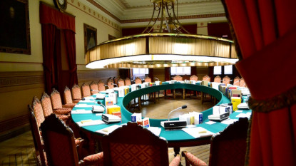 Salón de plenos de la RAE.