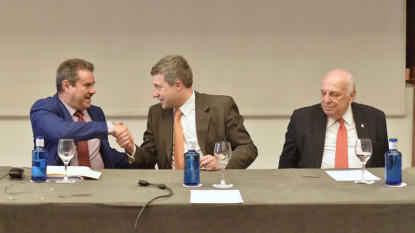 F. J. Pérez y Alfredo Matus con José Luis Rivero durante la clausura de las sesiones. Foto: Tony Cuadrado.