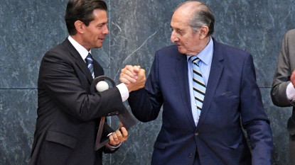 Enrique Peña Nieto entrega el Premio Internacional Carlos Fuentes a Eduardo Lizalde. Foto: Secretaría de Cultura.