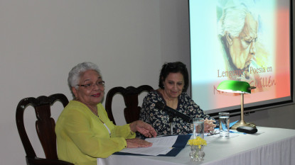 La directora de la APL, Margarita Vásquez, presenta a Ana Mª González Mafud.
