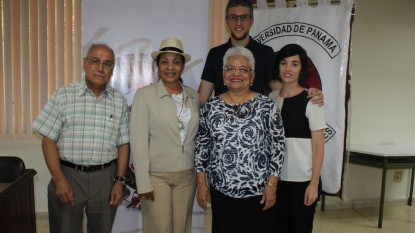 Margarita Vásquez, directora de la Academia de la Lengua, junto a participantes en el seminario.