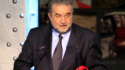 José Antonio Pascual (izquierda) recoge el premio en nombre de la corporación.