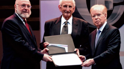 Pedro Vergés y José Luis Corripio Estrada entregan el premio a Salvador Gautier. Foto: Alberto Calvo.