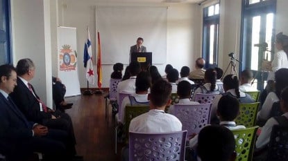 El bibliotecario de la Academia Panameña, Arístides Royo, en la lectura del «Quijote».