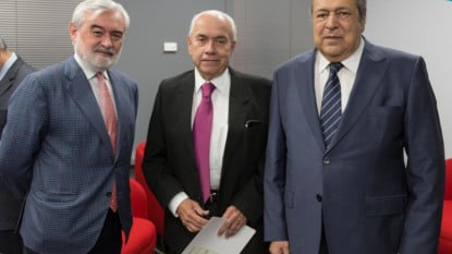Darío Villanuvea, Mario Antonio Sandoval y Fernando Molina, embajador de Guatemala en España.