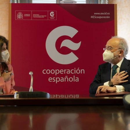 Ángeles Moreno Bau, secretaria de Estado de Cooperación Internacional y Santiago Muñoz Machado, director de la Real Academia Española (RAE) y presidente de la Asociación de Academias de la Lengua Española (ASALE). Foto: RAE.