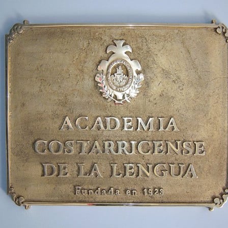 Placa en bronce, del vestíbulo de la Academia Costarricense de la Lengua (foto: ACL)