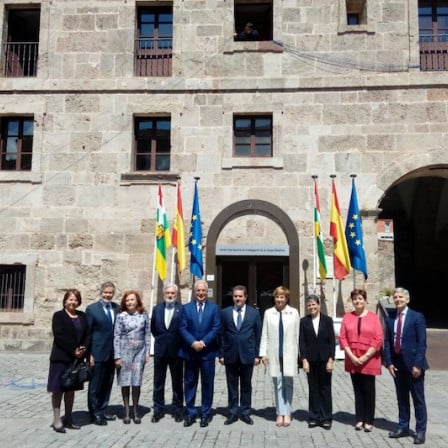 Los miembros de la Comisión Permanente con el presidente de La Rioja.