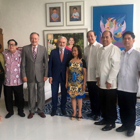 Darío Villanueva y la junta directiva de la Academia Filipina con la expresidenta Gloria Macapagal-Arroyo