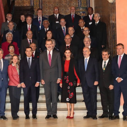 Los reyes y el director de la RAE y presidente de la ASALE, Santiago Muñoz Machado, con los directores de las Academias de la Lengua Española en el XVI Congreso de la ASALE (foto: Casa Real)