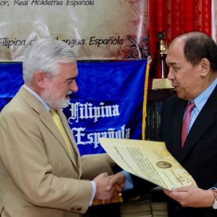 Darío Villanueva con el director de la Academia Filipina, Emmanuel Luis Romanillos.