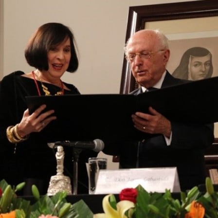 Luce López-Baralt y Jaime Labastida en la entrega del Premio de Ensayo Henríquez Ureña.
