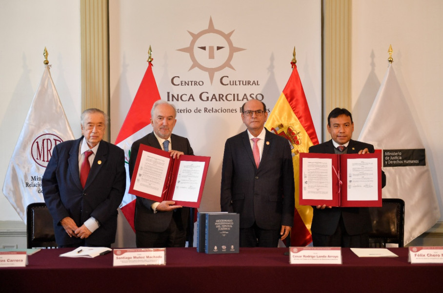 Marco Martos, presidente de la Academia Peruana de la Lengua; Santiago Muñoz Machado, director de la RAE; César Landa, canciller de Perú; y Félix Chero, ministro de Justicia.