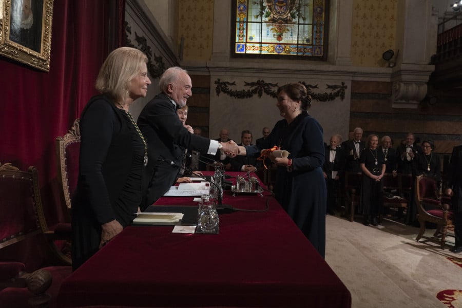 El director de la RAE entrega la medalla y el diploma a la académica Cristina Sánchez López