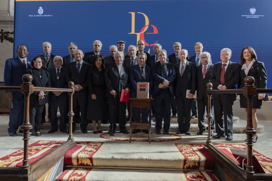 Presidentes y directores de las academias de la lengua española en la presentación de la 24.ª edición del «Diccionario de la lengua española»